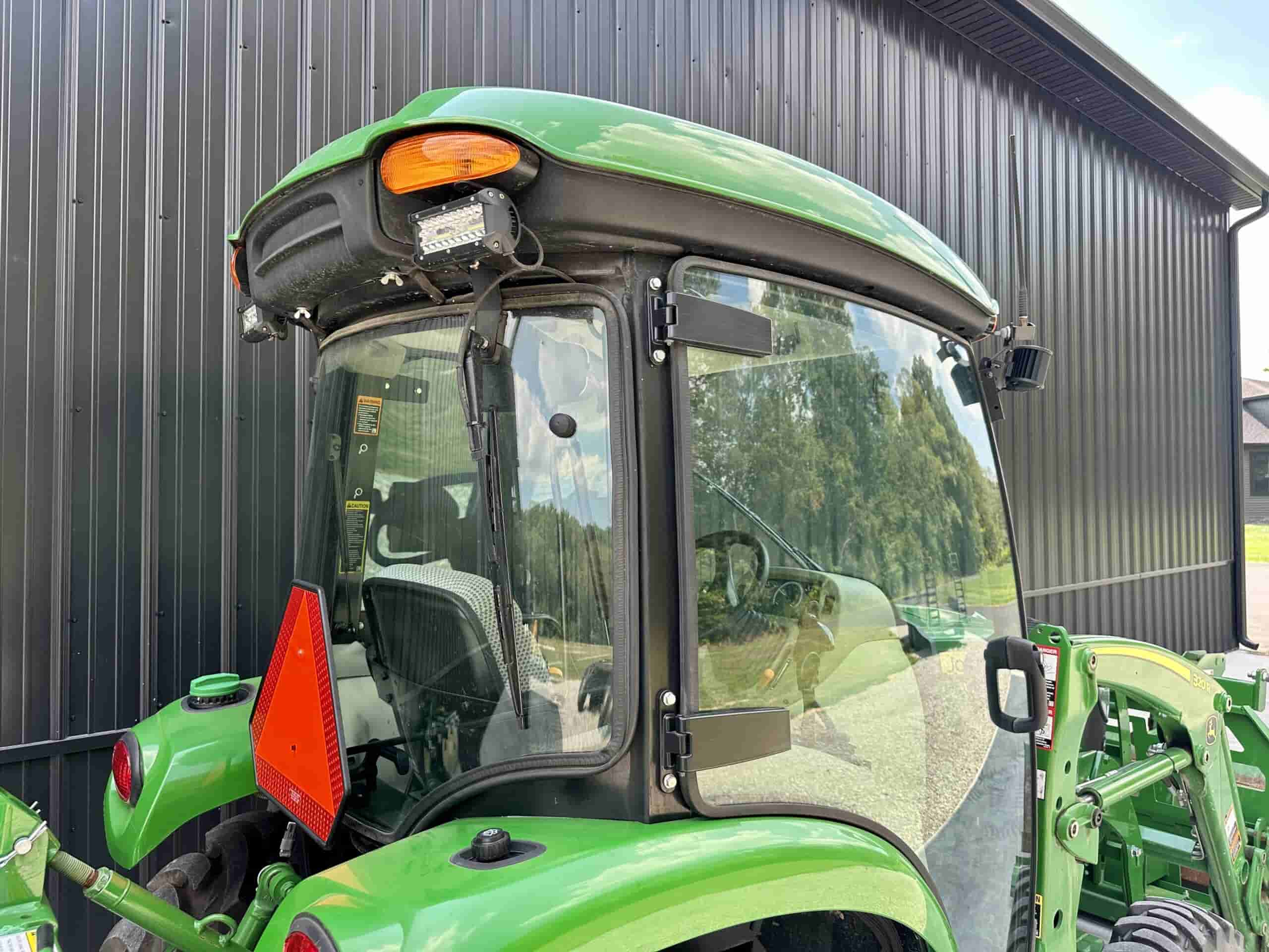 2020 John Deere 3033R
